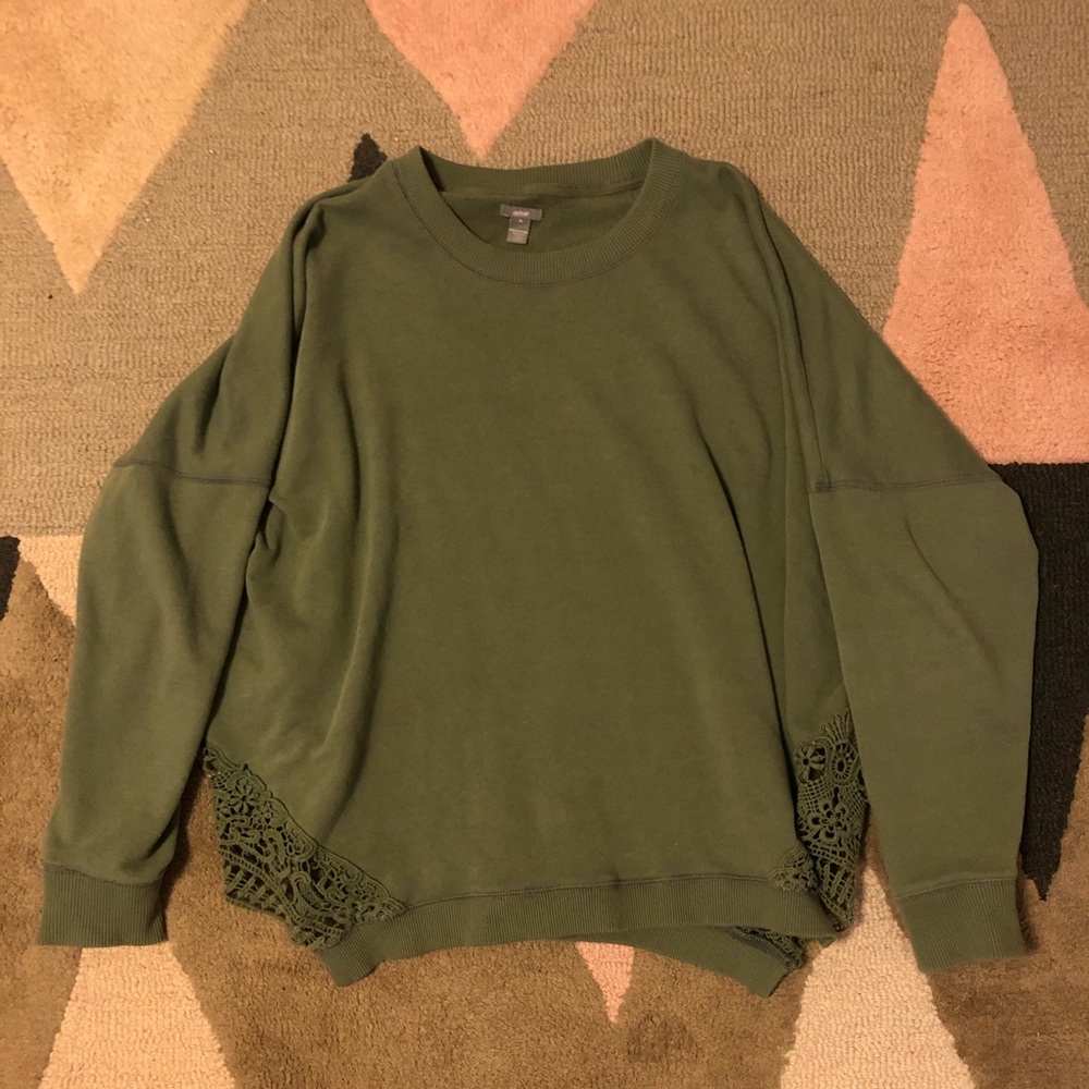 Green pullover sweater with lace